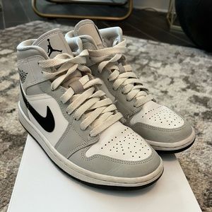 Womens Air Jordan  1 Mid- great condition